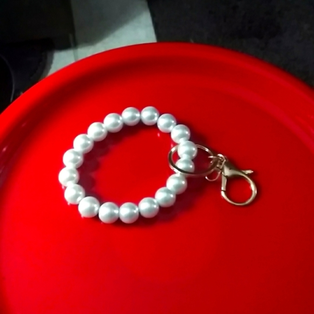 Faux stretch pearl wrist keychain